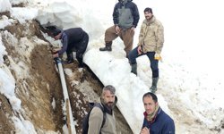 Hakkari’de köylüler karlı yolları aşıp su arızası giderdi
