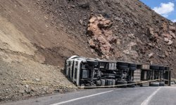 Hakkari- Van karayolunda tır kazası: Sürücü yaralandı