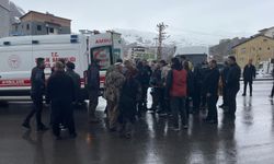Hakkari’de minibüs ile motosiklet çarpıştı: 1 yaralı
