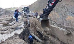 Heyelanlar Hakkari’de su hatlarını tahrip etti