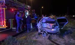 Devrilen otomobildeki 3 kişi yaralandı