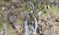 Hakkari'de debileri artan şelaleler dronla görüntülendi