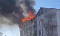 4 katlı binanın çatısı alev alev yandı