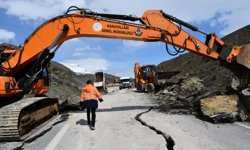 Hakkari Van Karayolunda çöken yolda çalışmalar başlatıldı