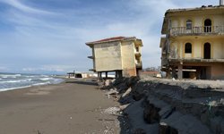 6 yıl önce tahliye edilen villalardan biri yan yattı