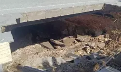 Siirt'te kaldırım çöktü; yol trafiğe kapatıldı