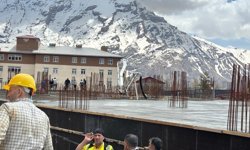 Hakkari’de iş kazası: Beton mikseri borusu düştü, işçi yaralandı