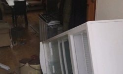 Aç kalan ayılar, pencereden girdiği yayla evini talan etti