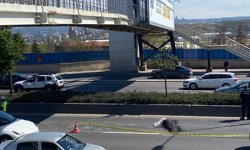 Afiş asarken üst geçitten düşüp, otomobilin altında kaldı