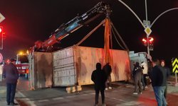 TIR devrildi, yol trafiğe kapandı