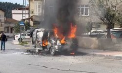 Park halindeki araç alev alev yandı