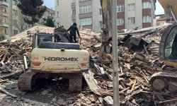 Yıkım sırasında bina çöktü, operatör kurtuldu