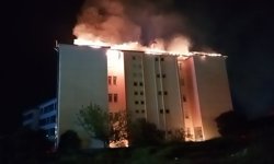 Yangın çıkan pansiyonda öğrenciler tahliye edildi