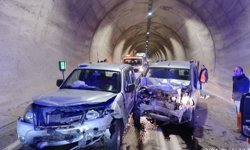 Hafif ticari araç ile kamyonet çarpıştı; 7 yaralı