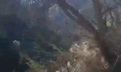 Bahçesaray’da mahalle yoluna inen heyelan kamerada