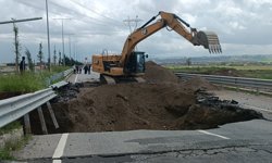 Batman'da yoğun yağış nedeniyle yol çöktü