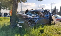 Otomobil çarptı, kamyon devrildi: 7 yaralı