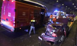 TIR çarptı, otomobil hurdaya döndü