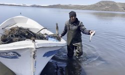 Buzlar çözüldü, balıkçılar göle açıldı