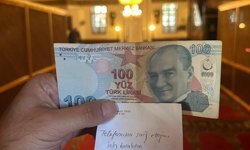 Telefonunu şarj etti, not yazıp 100 TL bıraktı