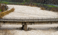 Hakkari'deki bu köprü çöktü çökecek