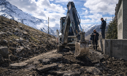 Hakkari’de hasar gören yollar yenileniyor