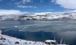 Çıldır Gölü’nde buzlar çözülmeye başladı