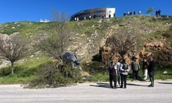 El freni çekilmeyen otomobil şarampole yuvarlandı