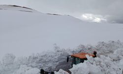 Erzincan’da 4 metreyi aşan karla mücadele