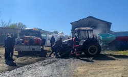 Bahçede park halindeki traktör yandı