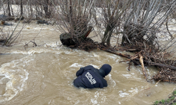 Bitlis’te dereye düşen mikserin sürücüsü kayboldu