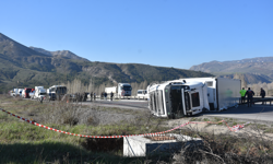 Sivas'ta TIR'ın devrildiği kaza nedeniyle ulaşım aksadı