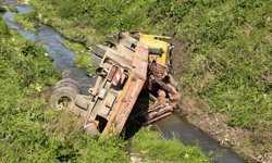 Freni boşalan vinç dereye uçtu: Sürücü hayatını kaybetti