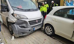 Freni boşalan minibüs 2 kişiyi yaraladı