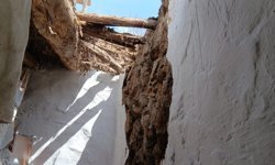 Hakkari’de deprem nedeniyle toprak evin damı çöktü