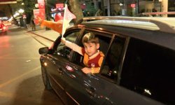 Taraftarlar derbi galibiyetini Kızılay Meydanı'nda kutladı