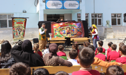 Hakkari’de gönüllüler çocuklar için sahne aldı