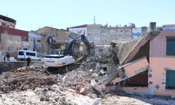 Hakkari’de hafızalara kazınan okul yıkıldı