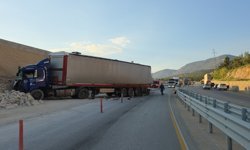 TIR’daki mermerler otomobile düştü: 1 ölü, 3 yaralı