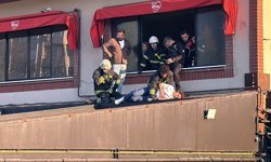 Otururken dengesini kaybedip, alt katın terasına düştü