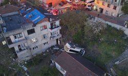 Takla atan okul servisi evin çatısına düştü