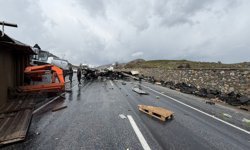 Bakım aracı ile TIR çarpıştı; 1'i ağır, 3 yaralı