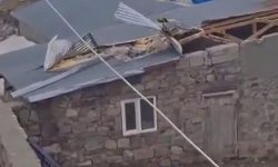 Kars'ta kuvvetli rüzgar çatıları uçurdu