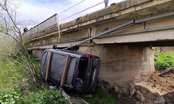 Savrulan araç dereye uçtu: 4 yaralı