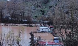 Kızılırmak taştı, köyde ev ve ahırları su bastı