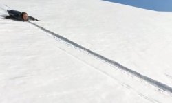 Kösedağ'ın zirvesinde nisan ayında 'poşetli' kayak