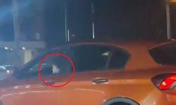 Kucağında çocukla trafikte tehlikeli yolculuk