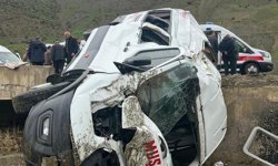 Muş’ta yolcu minibüsü dereye yuvarlandı: 16 yaralı