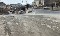 Hakkari’de tepki çeken görüntü: Yol çamur içinde