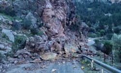 Yamaçtan düşen kaya parçaları yolu kapattı